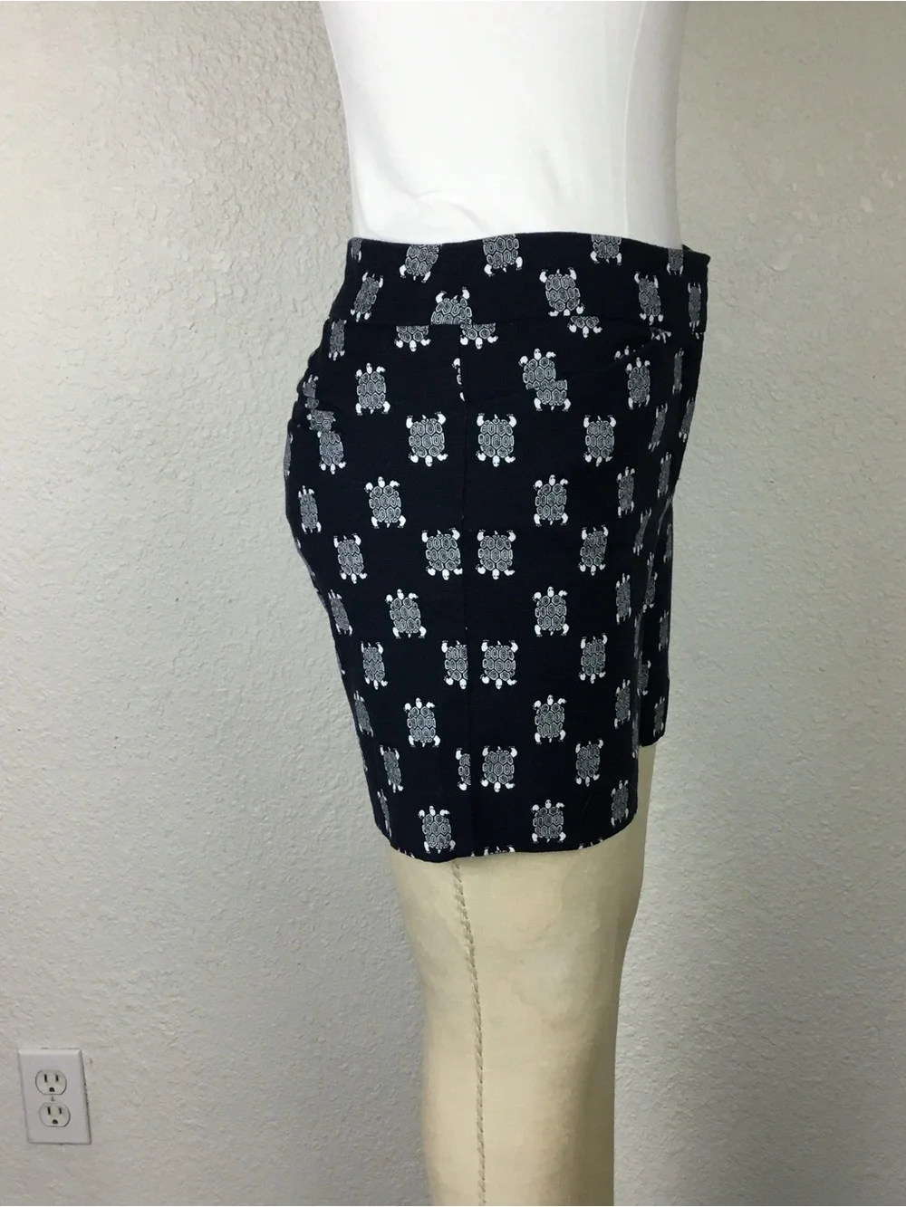 Navy Patterned Cotton Blend Shorts Ann Taylor Womens Size 2 Blue turtle Cotton
